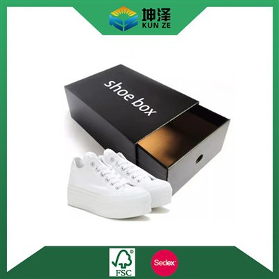 Черная картонная коробка для обуви