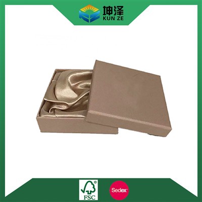 Подарочная коробка с шелковой подкладкой